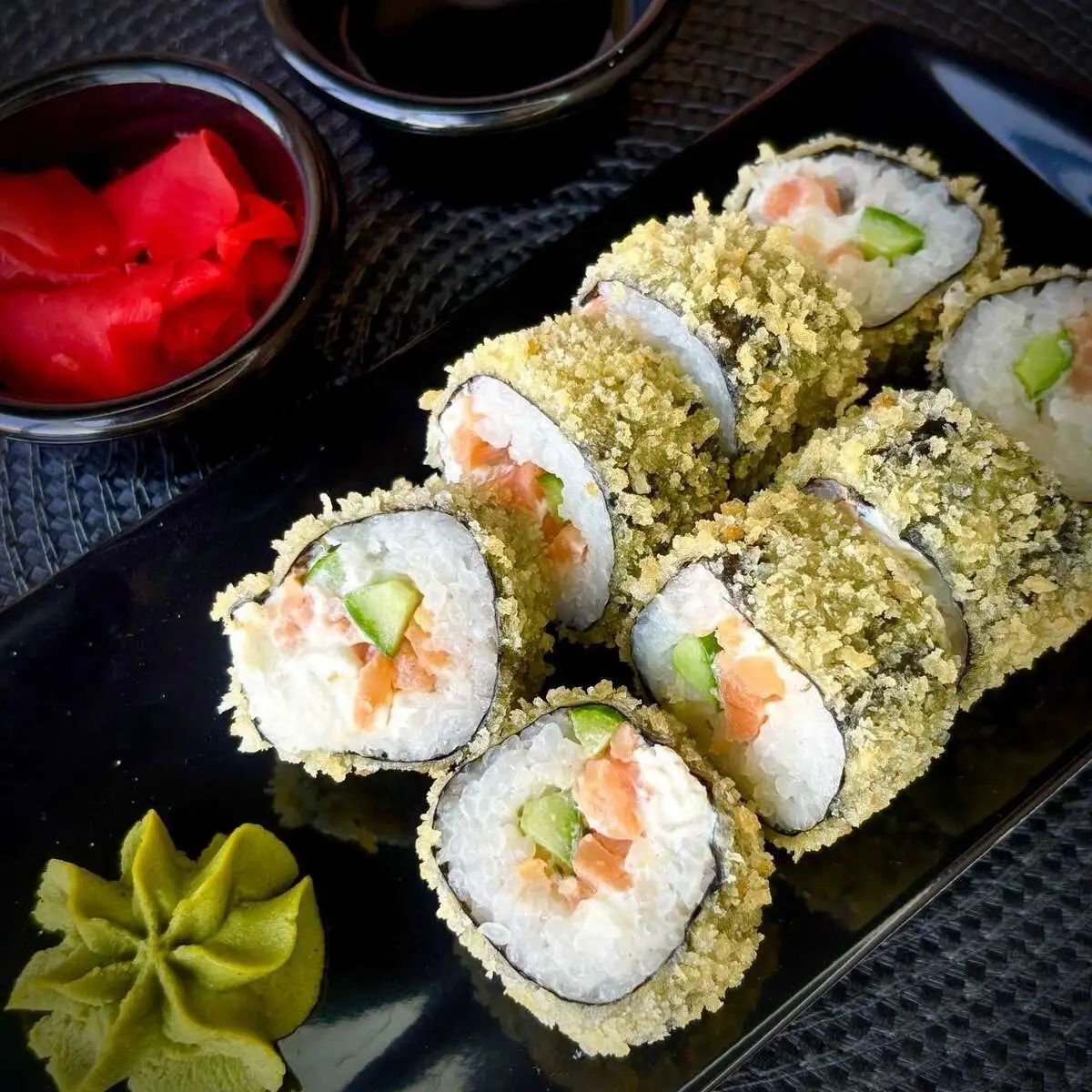 Горячий ролл с лососем/Hot roll with salmon