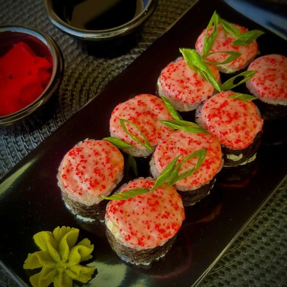 Запеченный ролл с лососем/Baked salmon roll