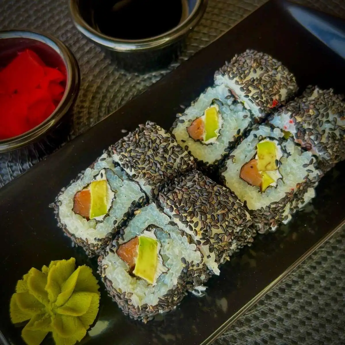 Ролл с лососем и авакадо/Roll with salmon and avocado