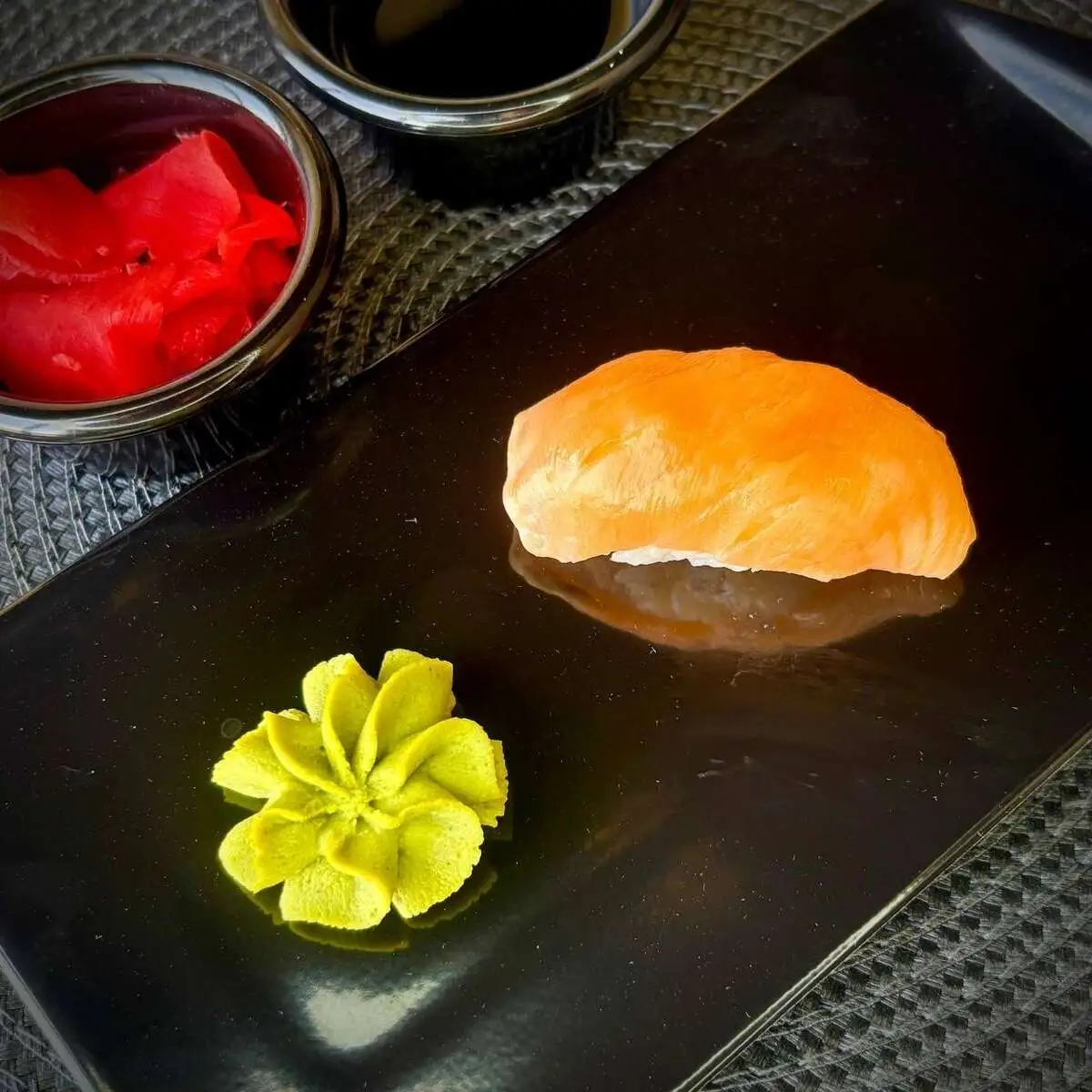 Суши с лососем 50 гр/Salmon sushi 50 gr