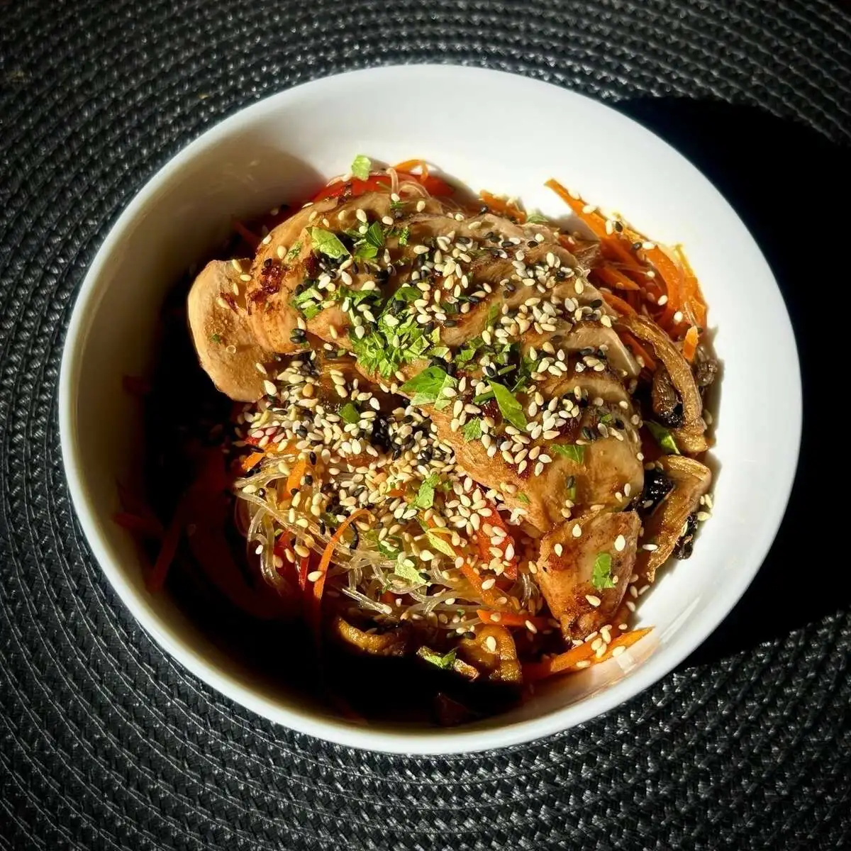 Салат с курицей и рисовой лапшой 310 гр/Salad with chicken and rice noodles