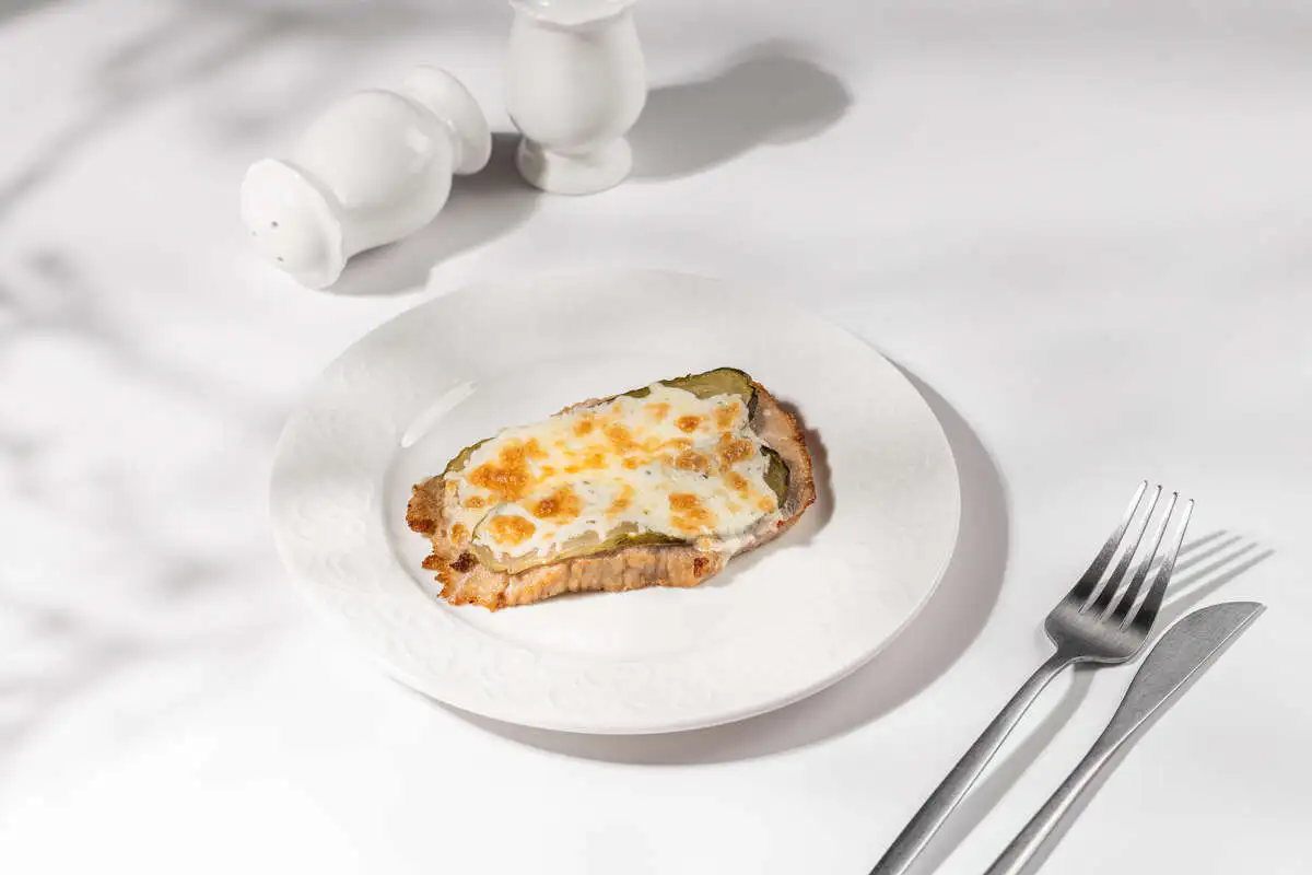 Свинина с солеными огурцами и сыром 