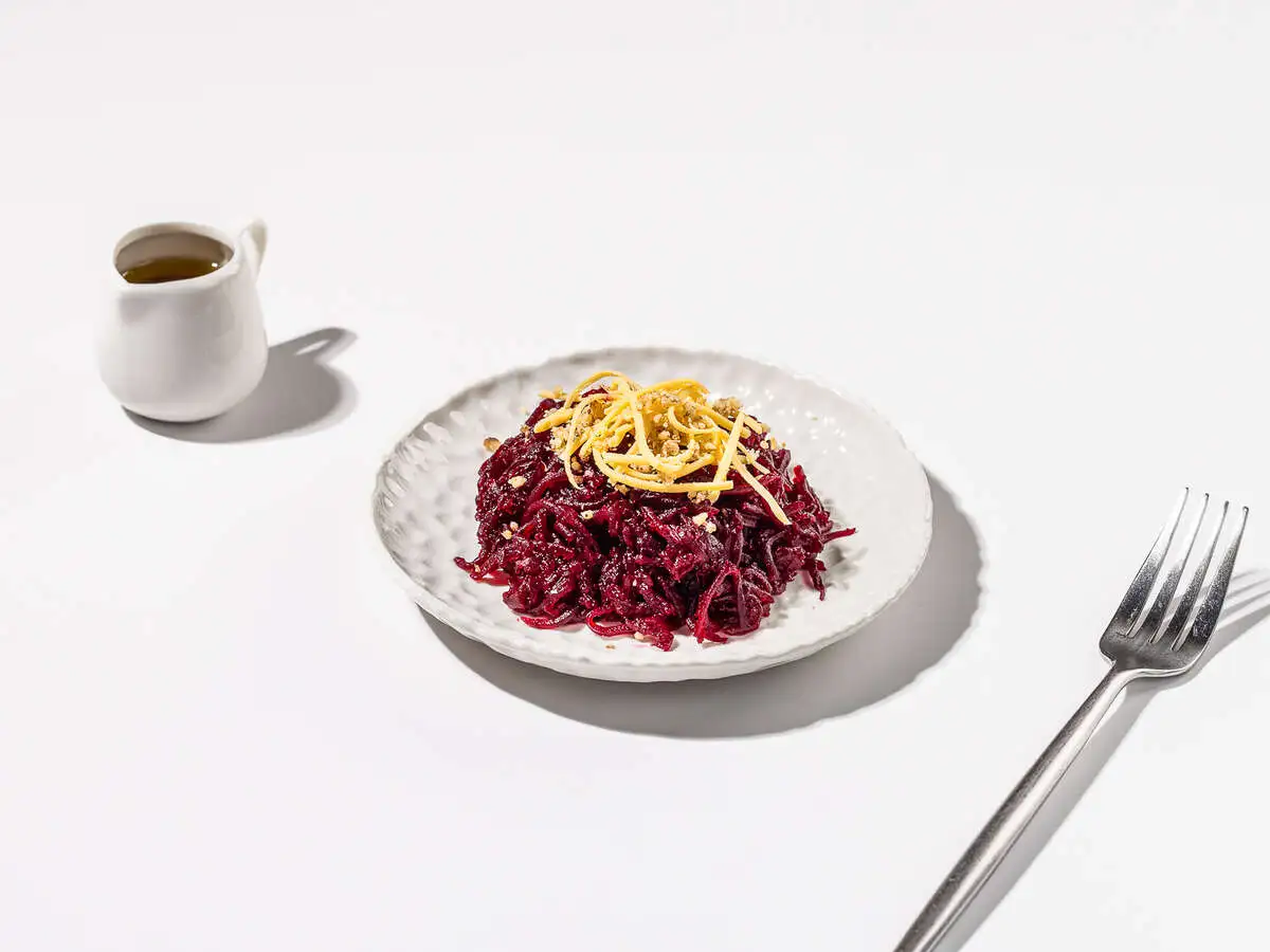 Салат из свеклы с сыром и орехами