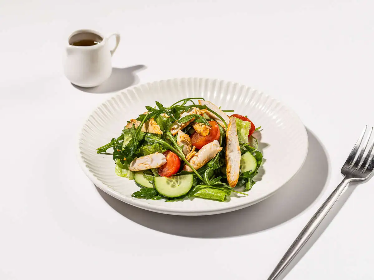 Салат овощной с курицей 
