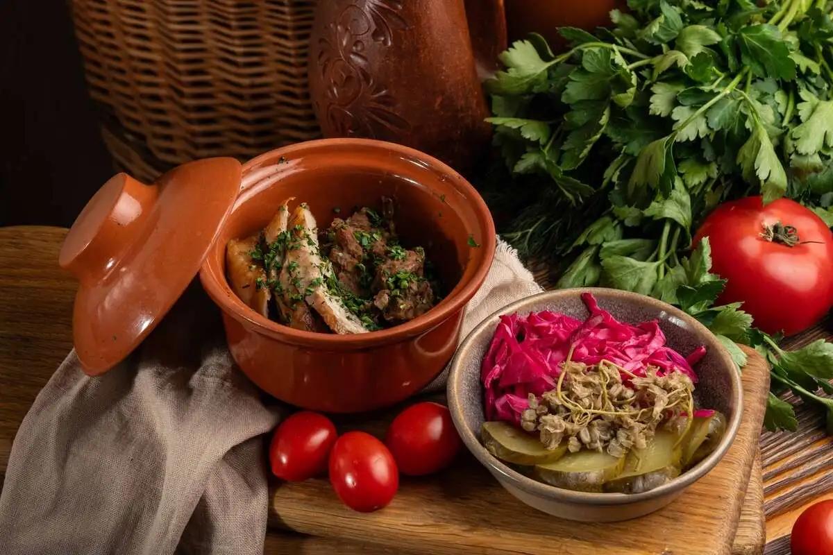 Лобио из красной фасоли подается с домашними соленьями