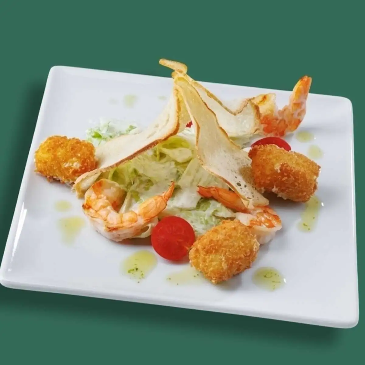 Салат Цезарь с креветками и жареным сыром