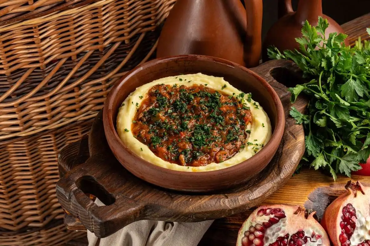 Чашушули с картофельным пюре 