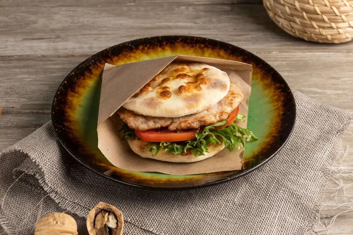Бургер по-мегрельски с курицей
