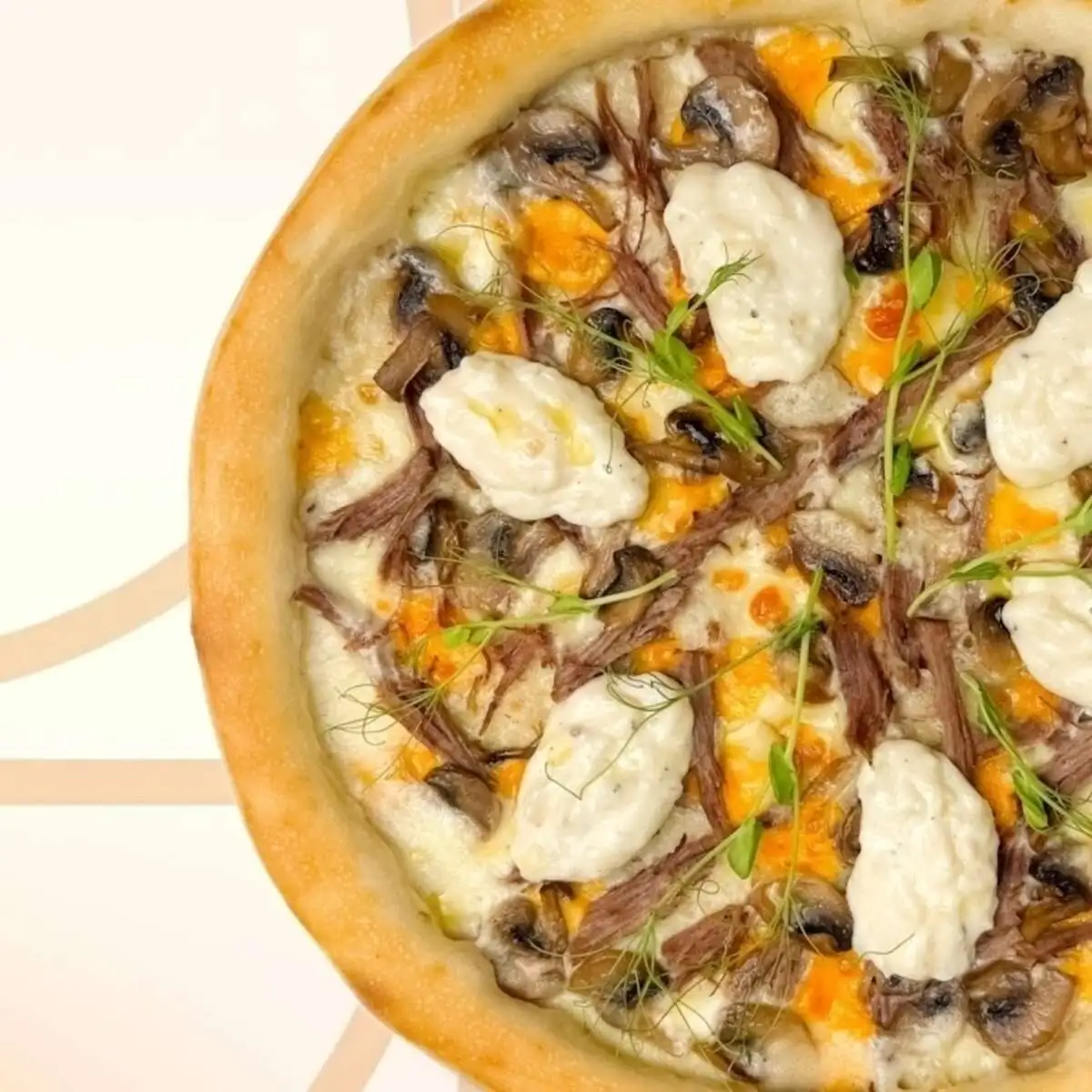 Пицца Альфредо с говядиной и трюфельным маслом
