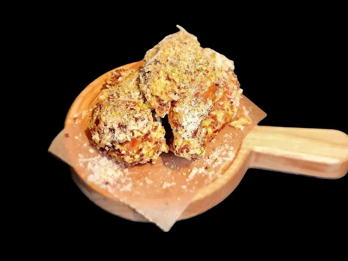 Куриные крылья в сырном соусе с пармезаном и орехами