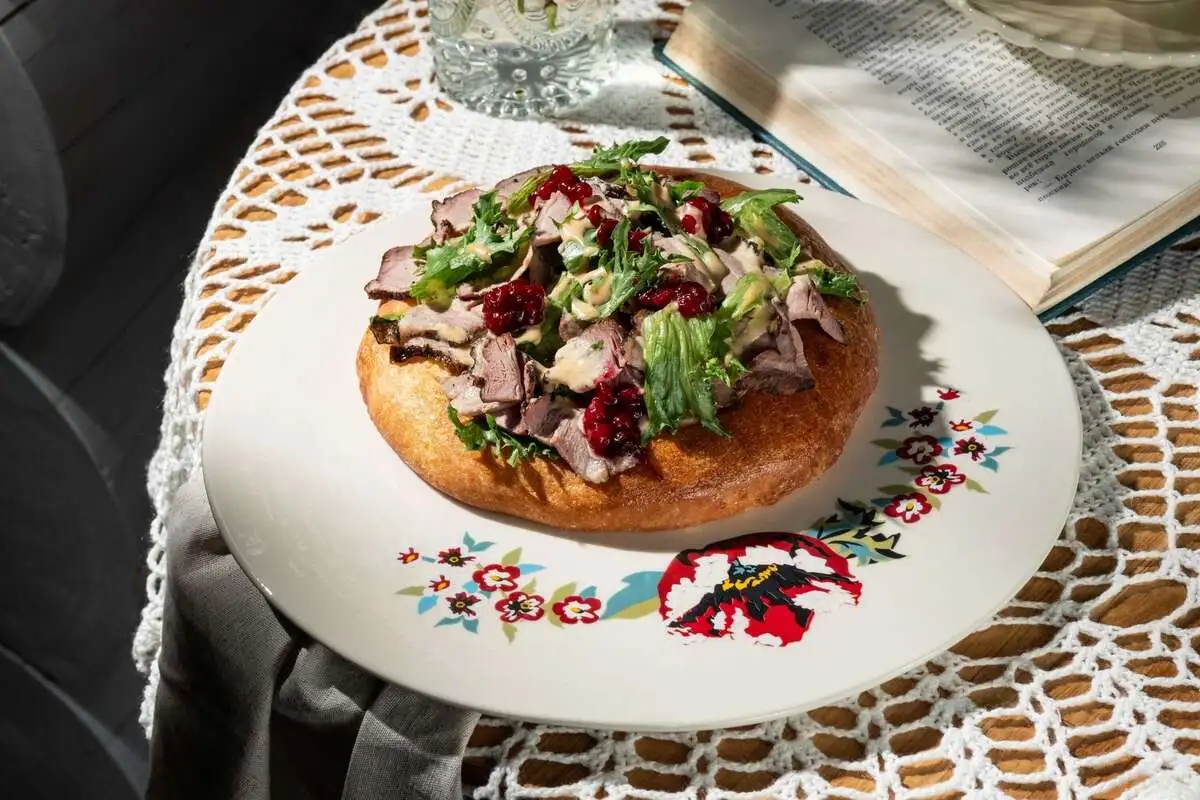Шаньга с уткой горячего копчения