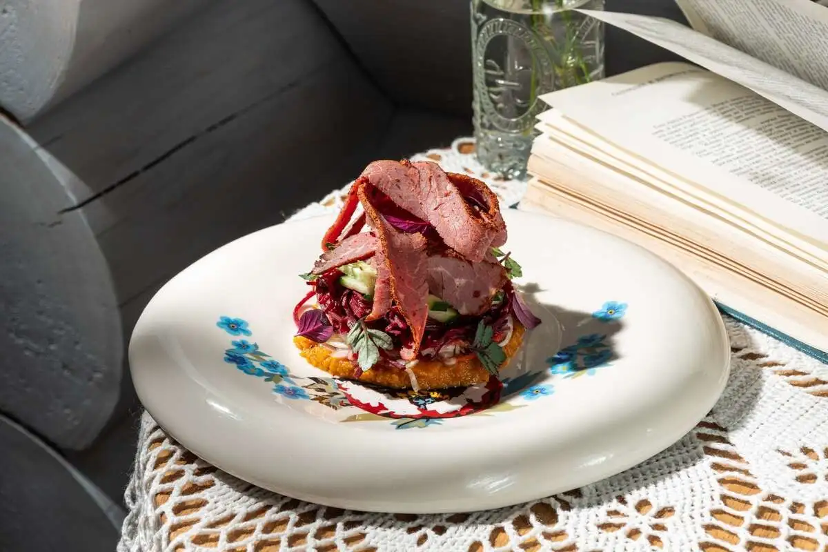 Салат с пастрами, морковным хумусом и свеклой