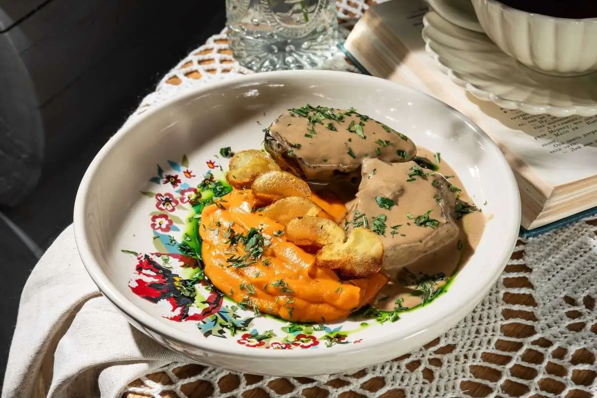 Говяжьи щечки с кремом из батата