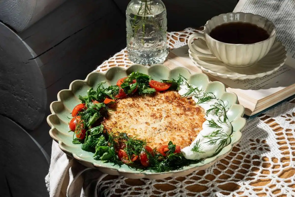 Шницель из куриной грудки, с томатами черри и муссом из брынзы