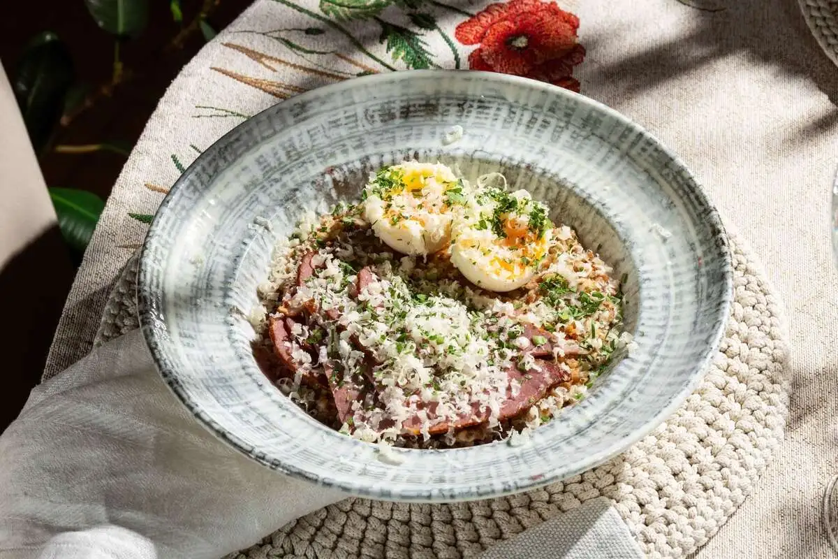 Гречневая каша с пастрами, яйцом и пармезаном