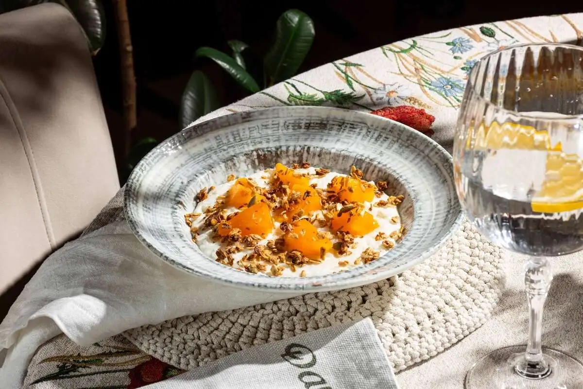 Рисовая каша на кокосовом молоке с хурмой и хрустящей гранолой