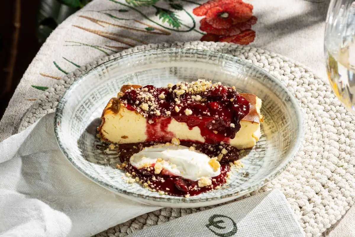 Творожная запеканка с вишней
