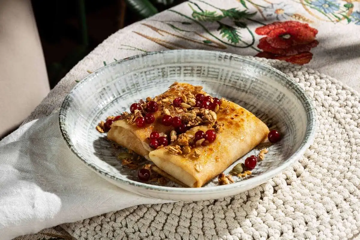 Блины с хрустящей корочкой, кремом из вареной сгущенки и брусникой