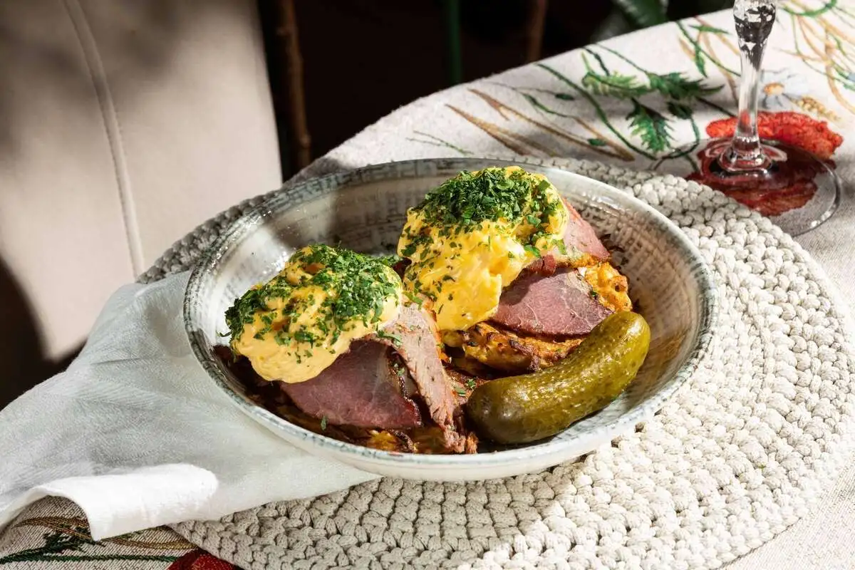 Картофельные драники с пастрами, яйцом всмятку и голландским соусом
