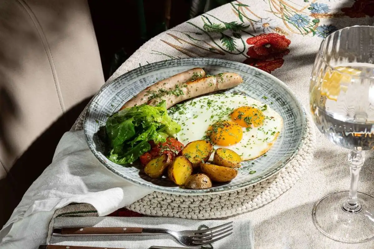 Яичница с печеным картофелем и томатом с куриными колбасками