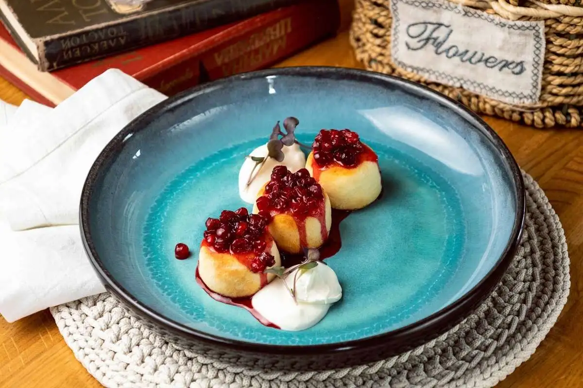 Сырники с брусничным соусом
