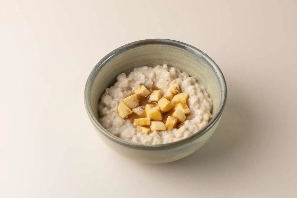 Каша овсяная с соленой карамелью 