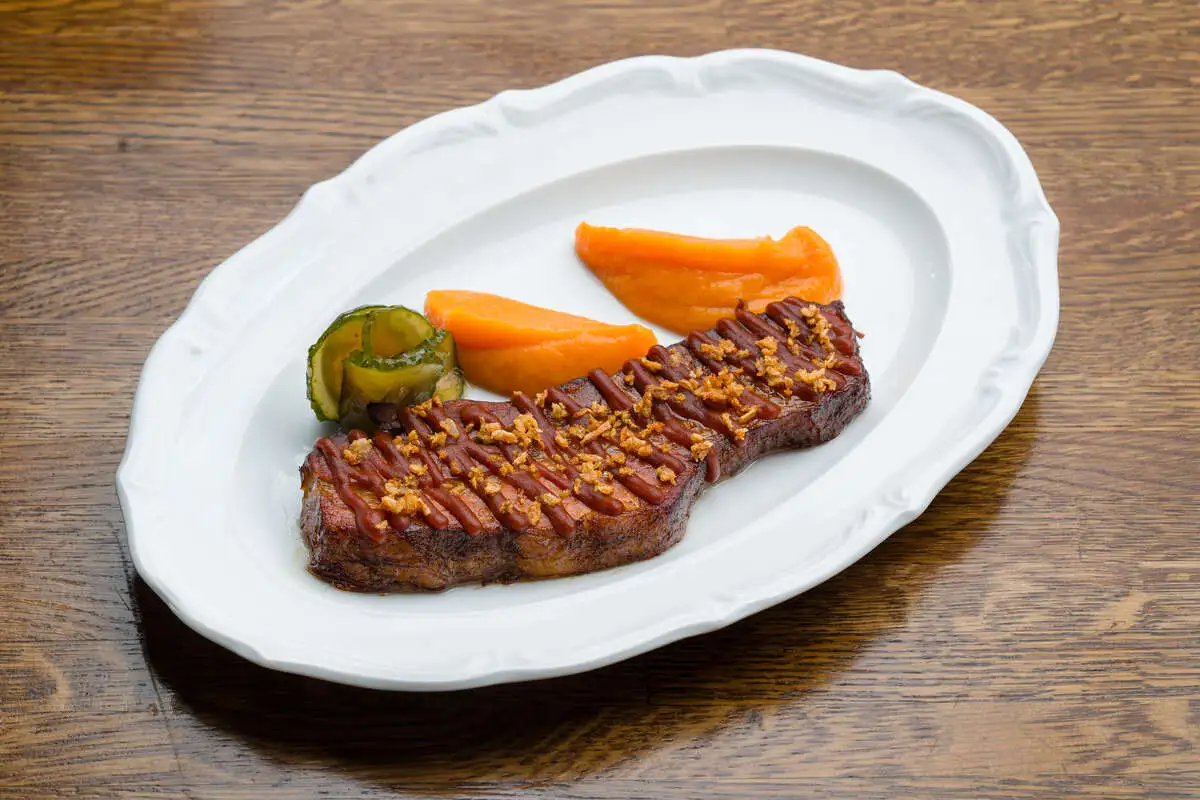 Брискет PORK, пюре батат, соус тонкацу