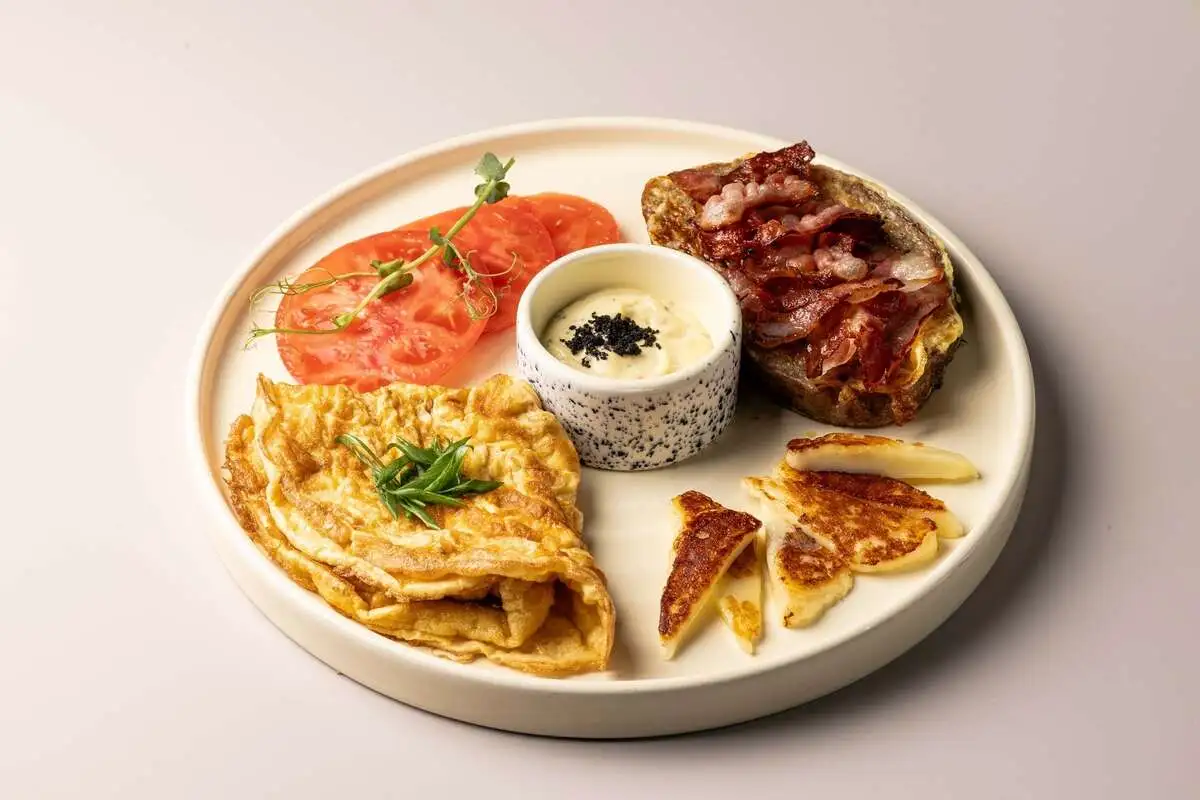 Французский омлет с беконом и френч-тостом с сыром Халуми