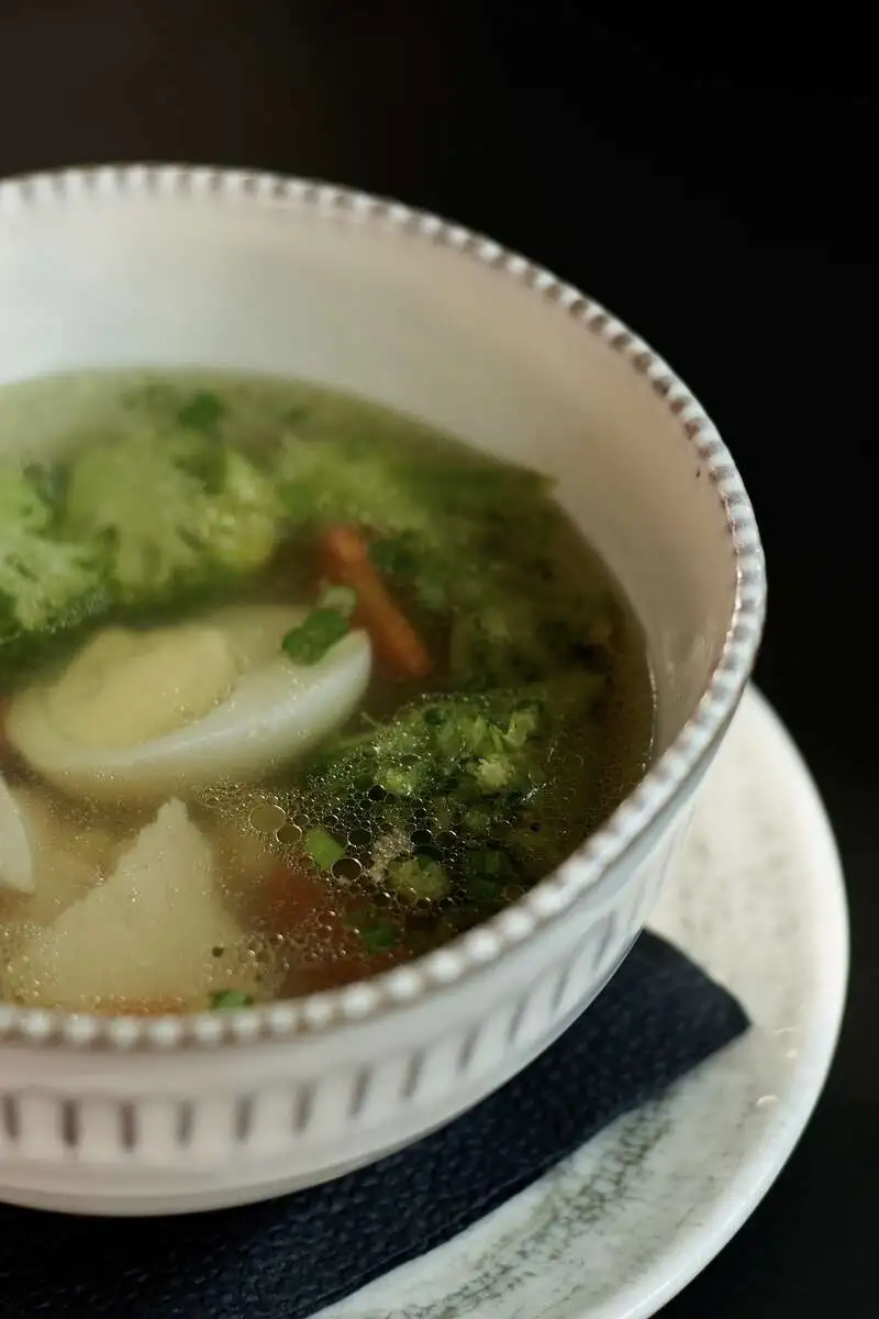 Куриный бульон с индейкой и брокколи