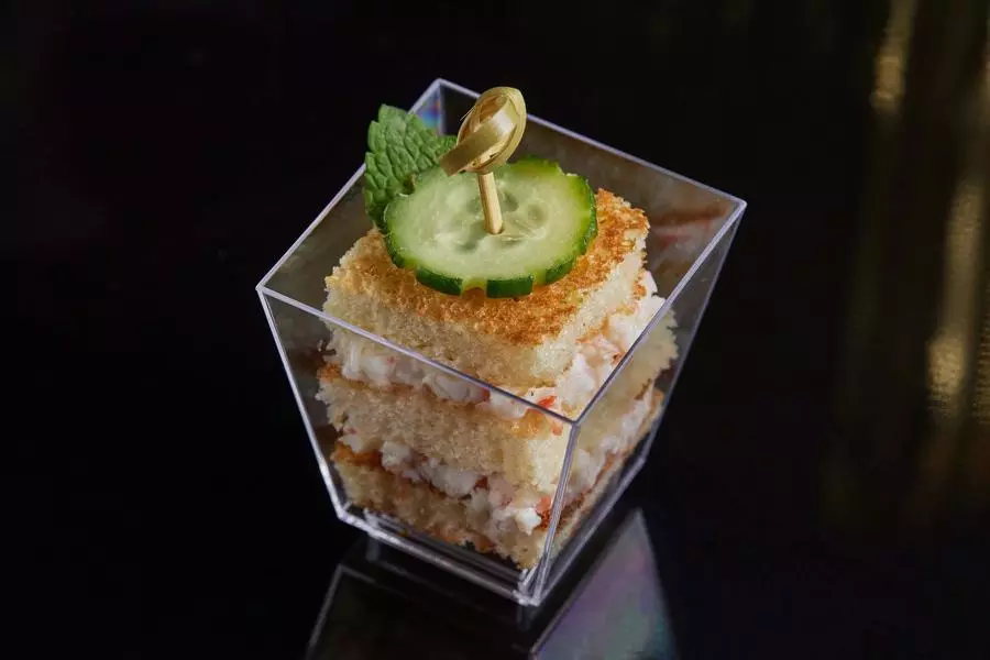 Мини-тост с крабами и огурцом (Турандот)