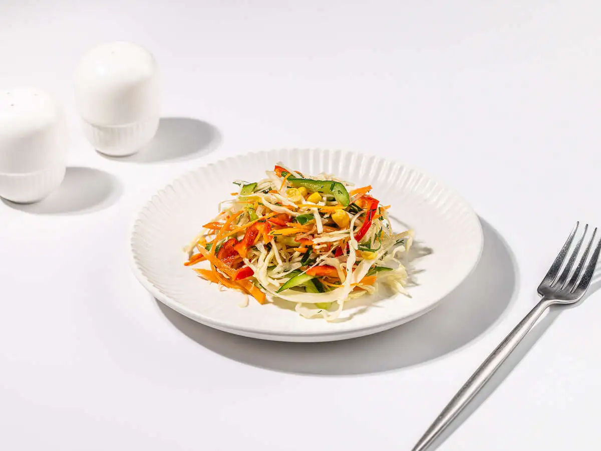 Салат из свежей капусты с овощами и кукурузой