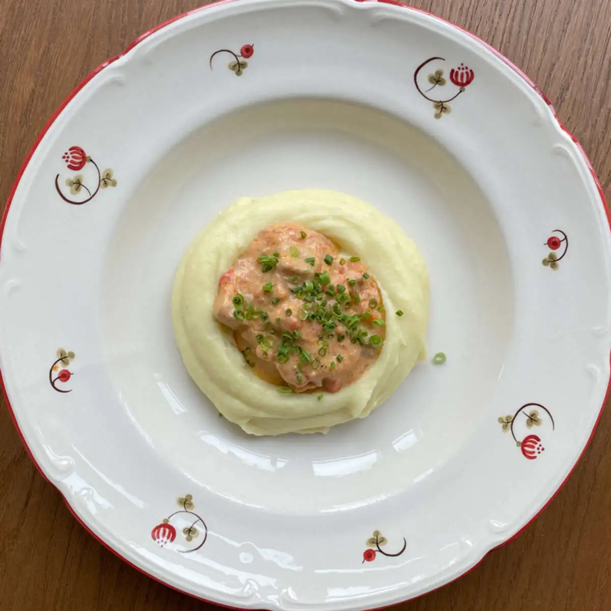 Гуляш из свинины с картофельным пюре