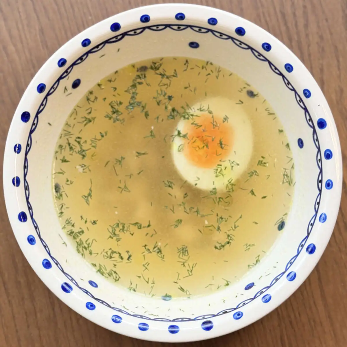 Бульон с курицей и яйцом