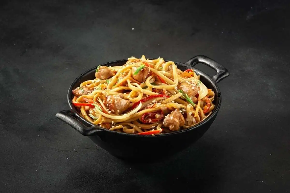 С курицей и овощами Фунчоза
