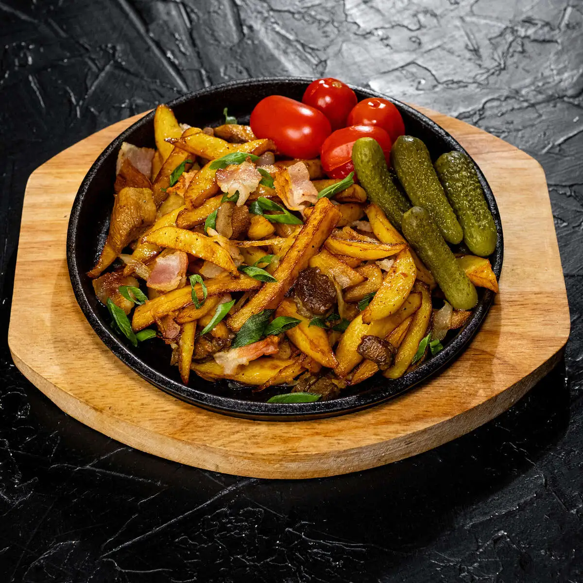 Жареный картофель с беконом и грибами 260/50/40г