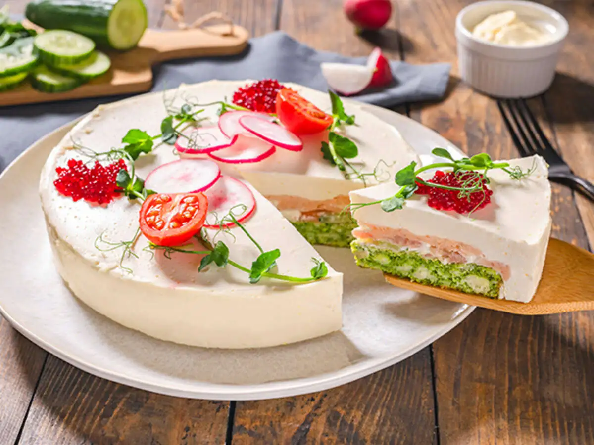 Закусочный торт с консервированной рыбой