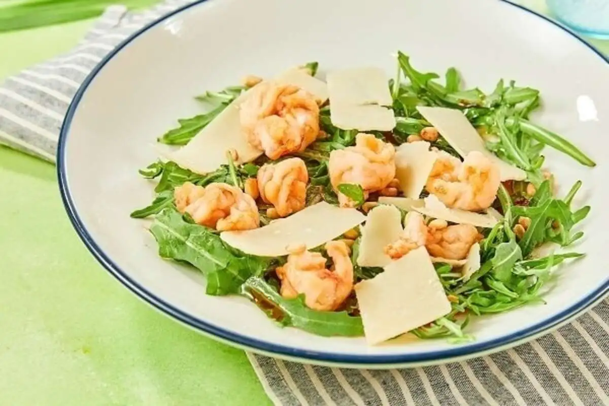 Салат с рукколой и креветками