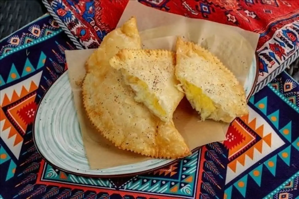 Чебуреки с сулугуни 