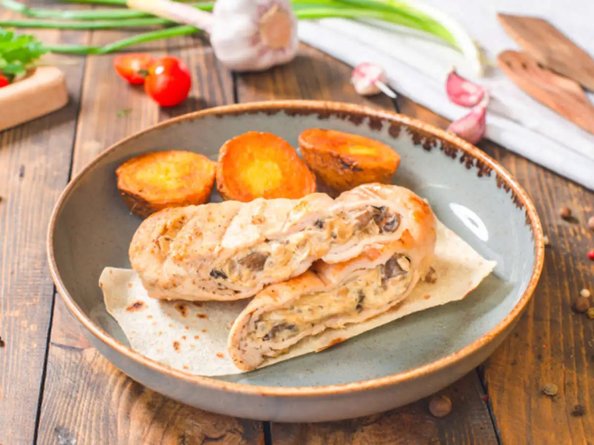 Куриный рулетик с грибами и сыром