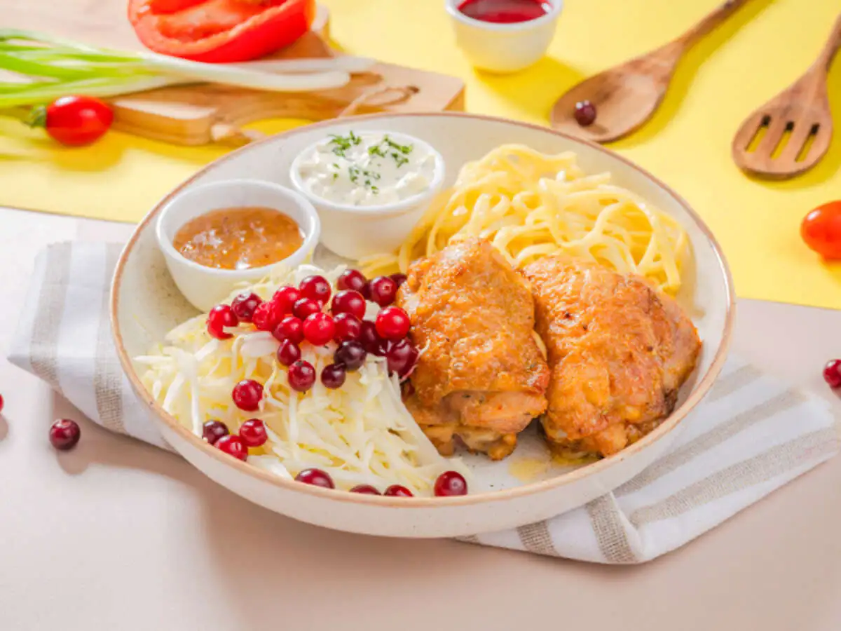 Куриные бёдрышки с яичной лапшой