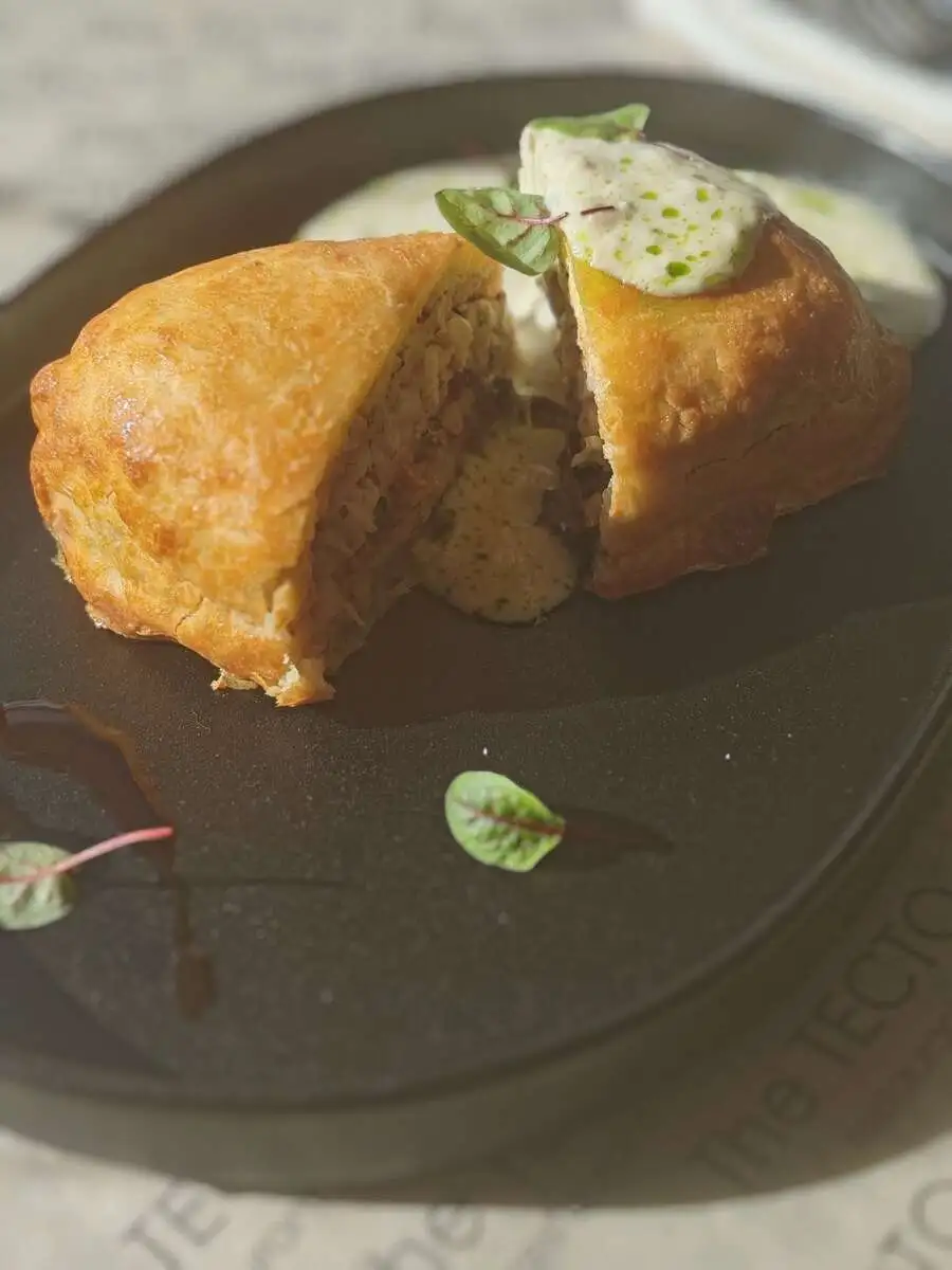 Курник со сливочно-луковым соусом