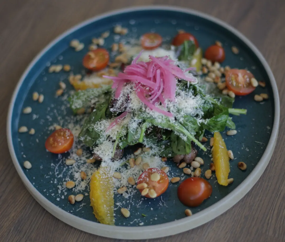 Салат с карамелизированной куриной печенью, маринованным луком и кедровыми орешками