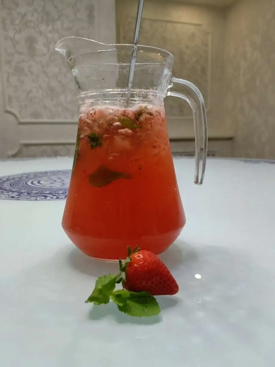 Лимонад Клубничный 1л 草莓柠檬水