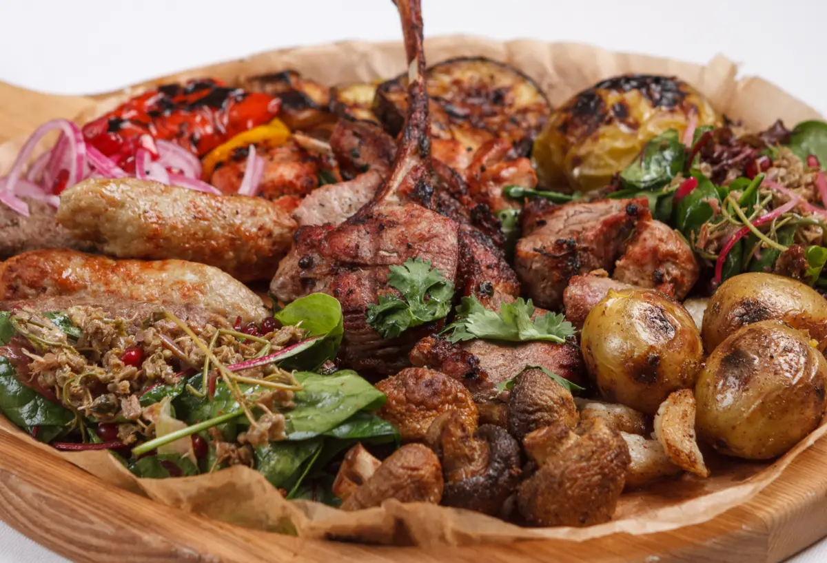 Разные шашлыки на компанию с овощами