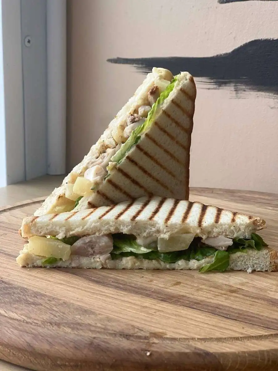 Сэндвич с курицей и ананасом