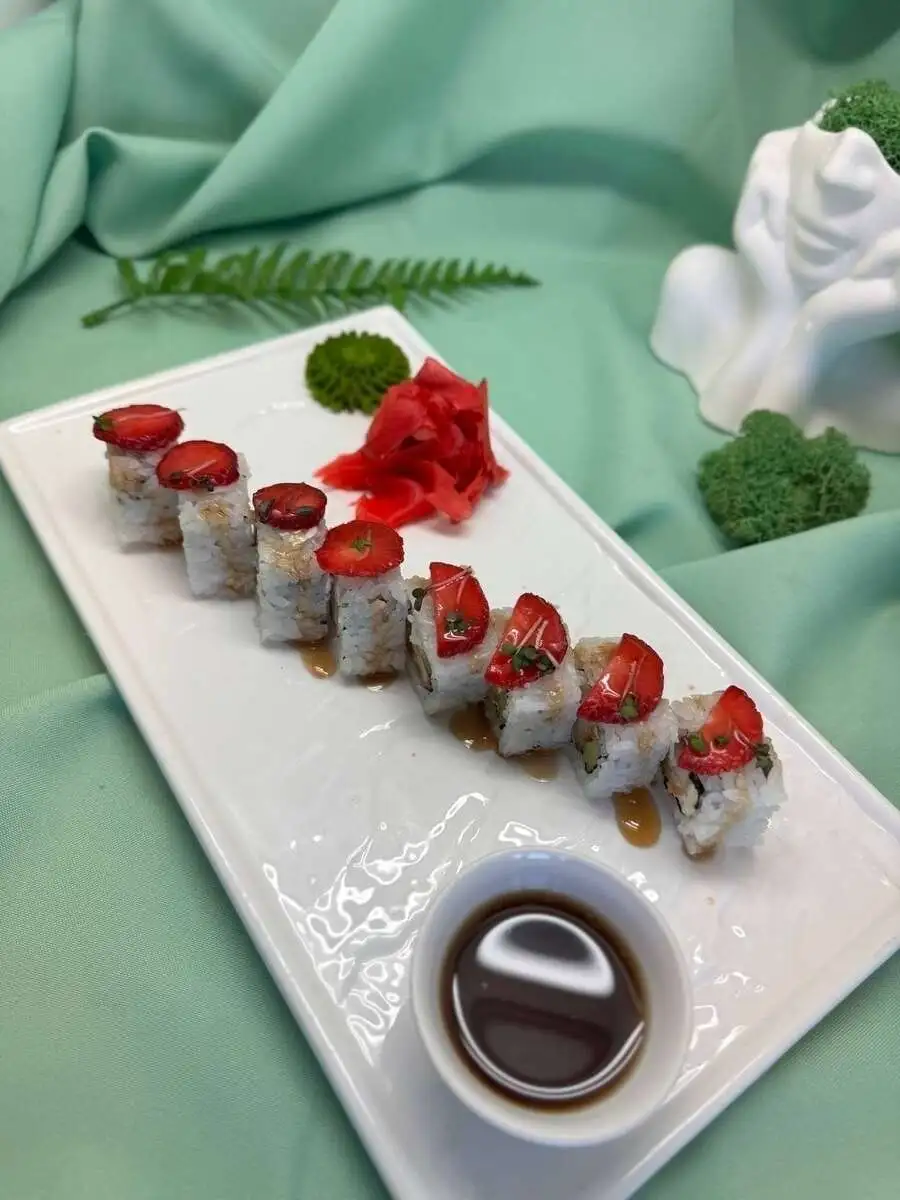 Ролл с клубникой и креветкой, 260г