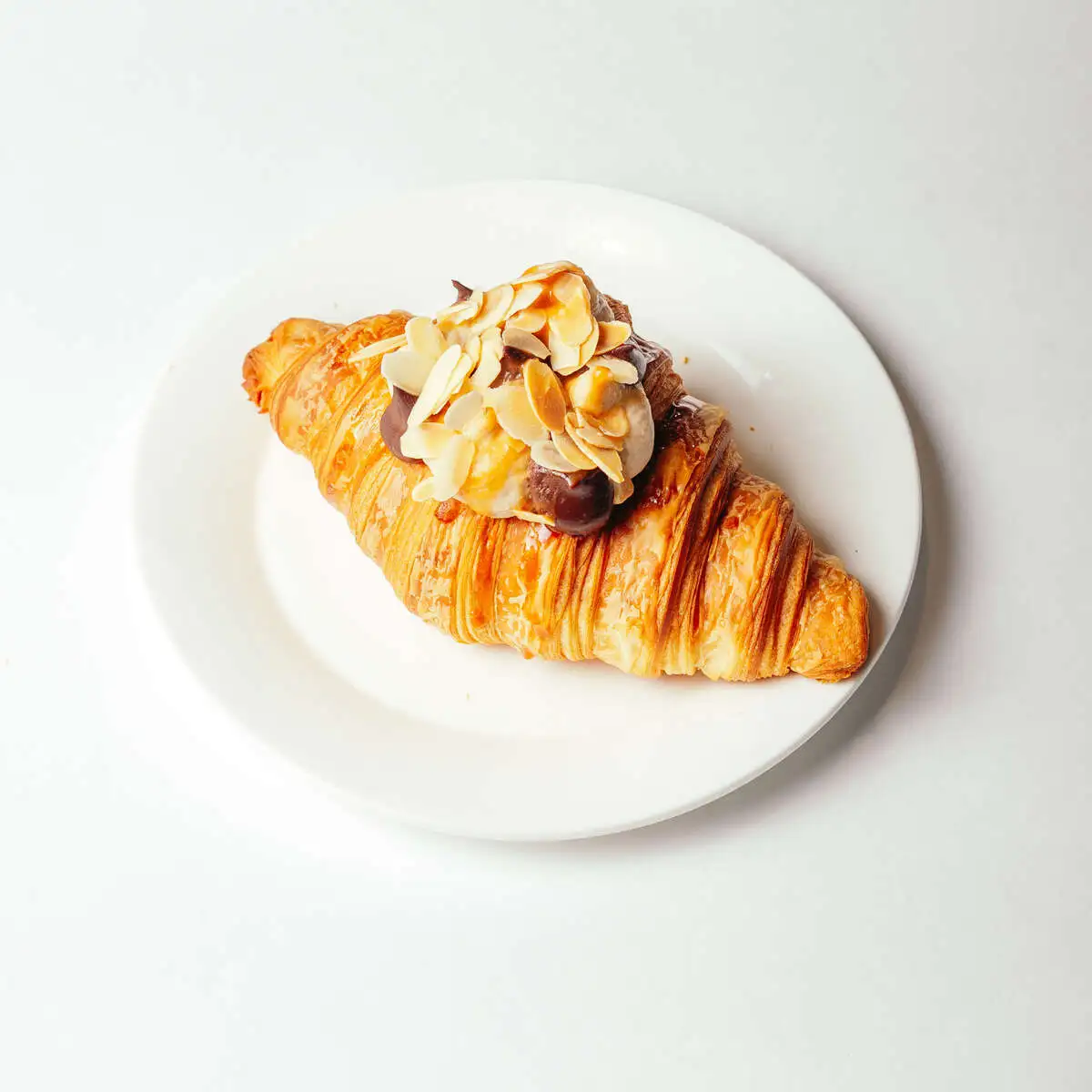 Круассан с бананом и соленой карамелью