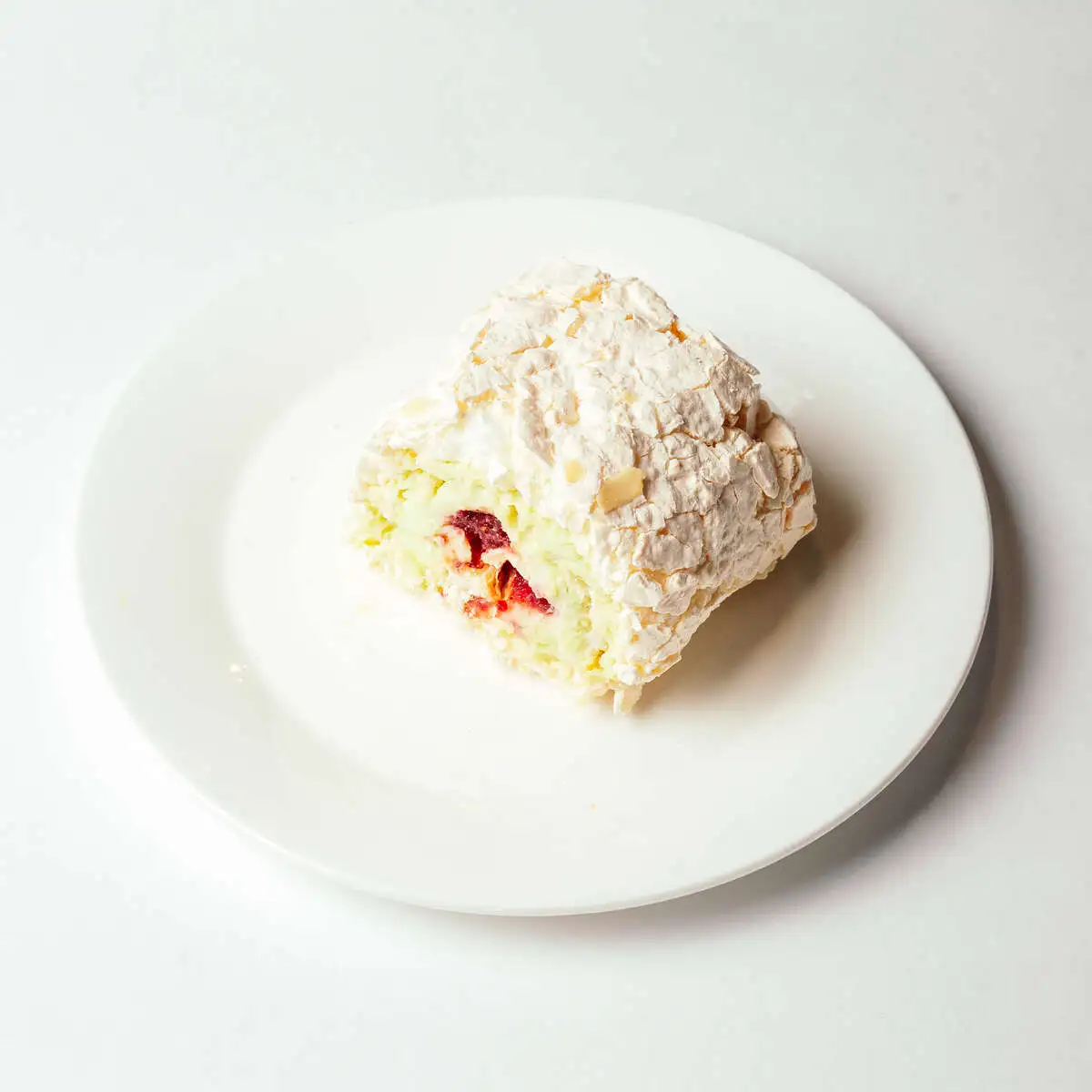 Меренговый рулет с фисташкой и клубникой
