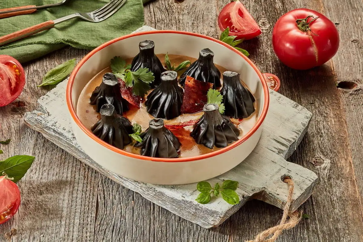 Мини-хинкали с соусом из черного перца