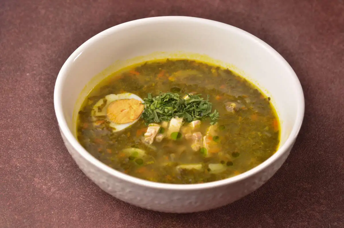 Щавелевый с курицей, деревенским яйцом и сметаной